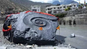 Viral Batu Shaligram Raksasa Usai Banjir Nepal, Faktanya Patung Buatan Bukan Temuan Baru
