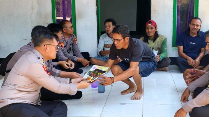 Tim Gabungan Polisi Sambangi Rumah Warga Kayong Utara Secara Door to Door, Ini Pesan yang Disampaikan
