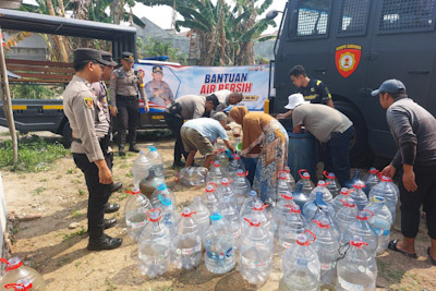 Polresta Tangerang Kerahkan Water Canon Salurkan Air Bersih ke 80 KK di Tigaraksa