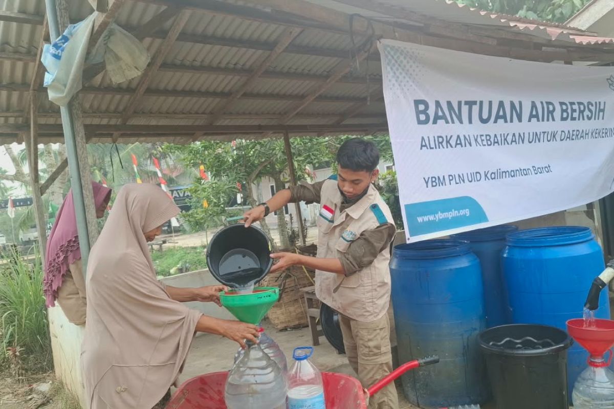 PLN Salurkan 64 Ribu Liter Air Bersih untuk 10 Lokasi di Kalbar, Bantu Warga Terdampak Kemarau