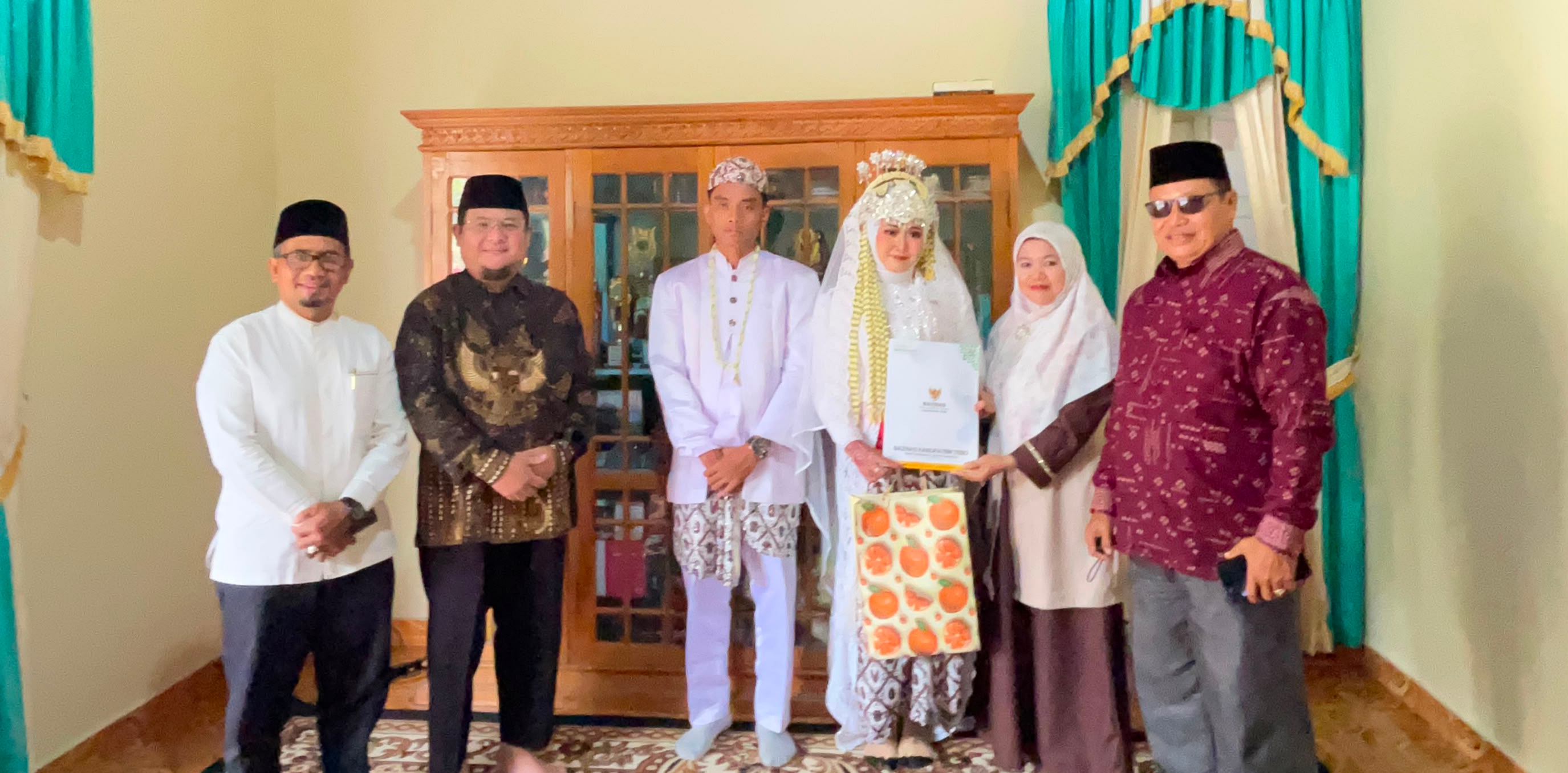 Baznas Tebo Beri Bantuan Mualaf Kit ke Mempelai Wanita Mualaf di Rimbo Bujang, Sinergi dengan KUA Terus Diperluas