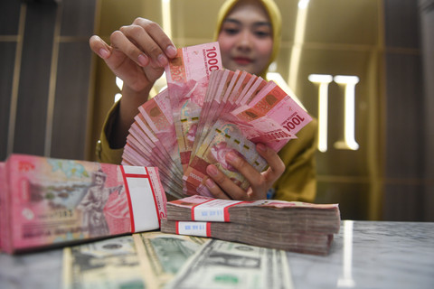 Rupiah Perkasa ke Rp 17.693, Ekonom Ingatkan Jangan Keburu Senang