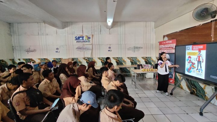 Asmo Sulsel Gandeng Polsek Somba Opu dan Duta Cari Aman Edukasi 50 Siswa SMKN 14 Gowa Soal Keselamatan Berkendara