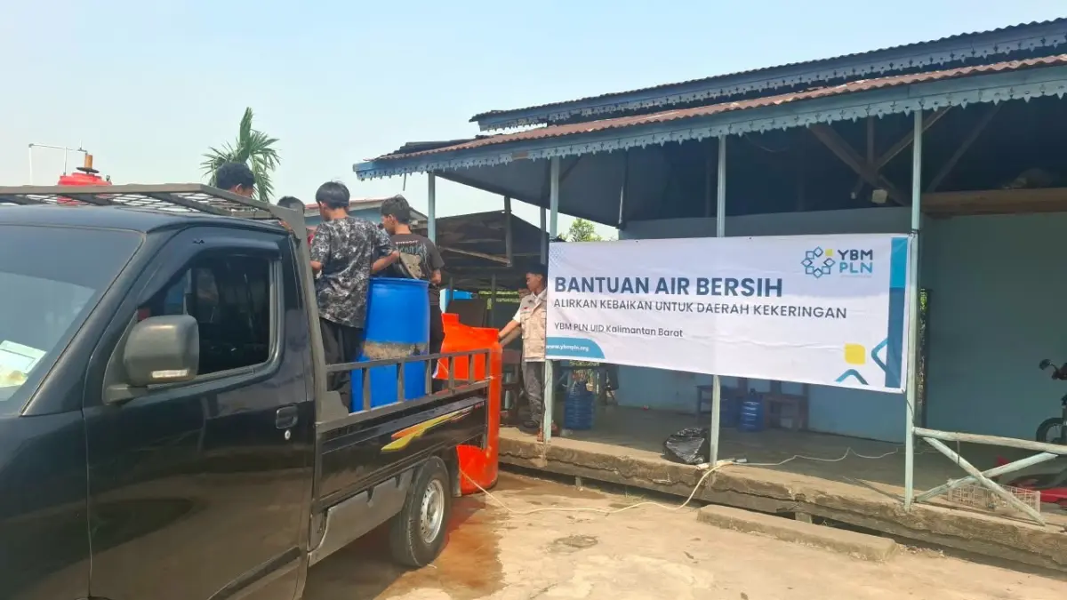 PLN Salurkan 64 Ribu Liter Air Bersih ke 10 Lokasi di Kalbar, Bantu Warga Terdampak Kemarau