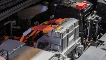 Baterai Utama Besar Tak Cukup, Mobil Listrik Masih Andalkan Aki 12 Volt