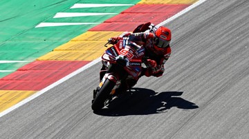 Marc Marquez Berlutut di Depan Fans usai Juara MotoGP Aragon 2026