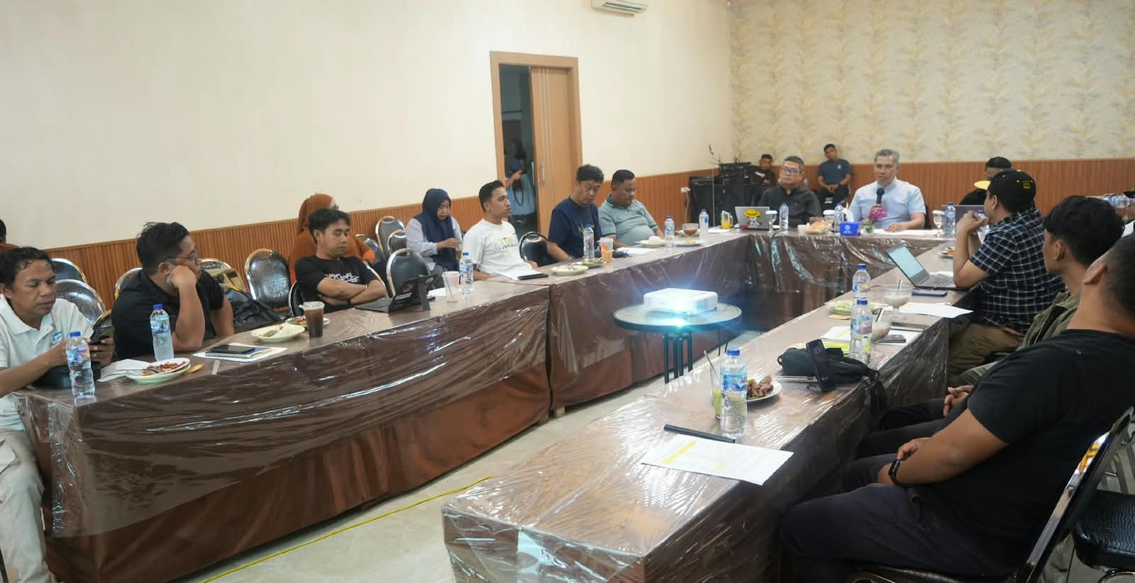 Sekretariat DPRD Gorontalo Evaluasi Kerja Sama Publikasi Bersama Media Partner di Manna Bakery