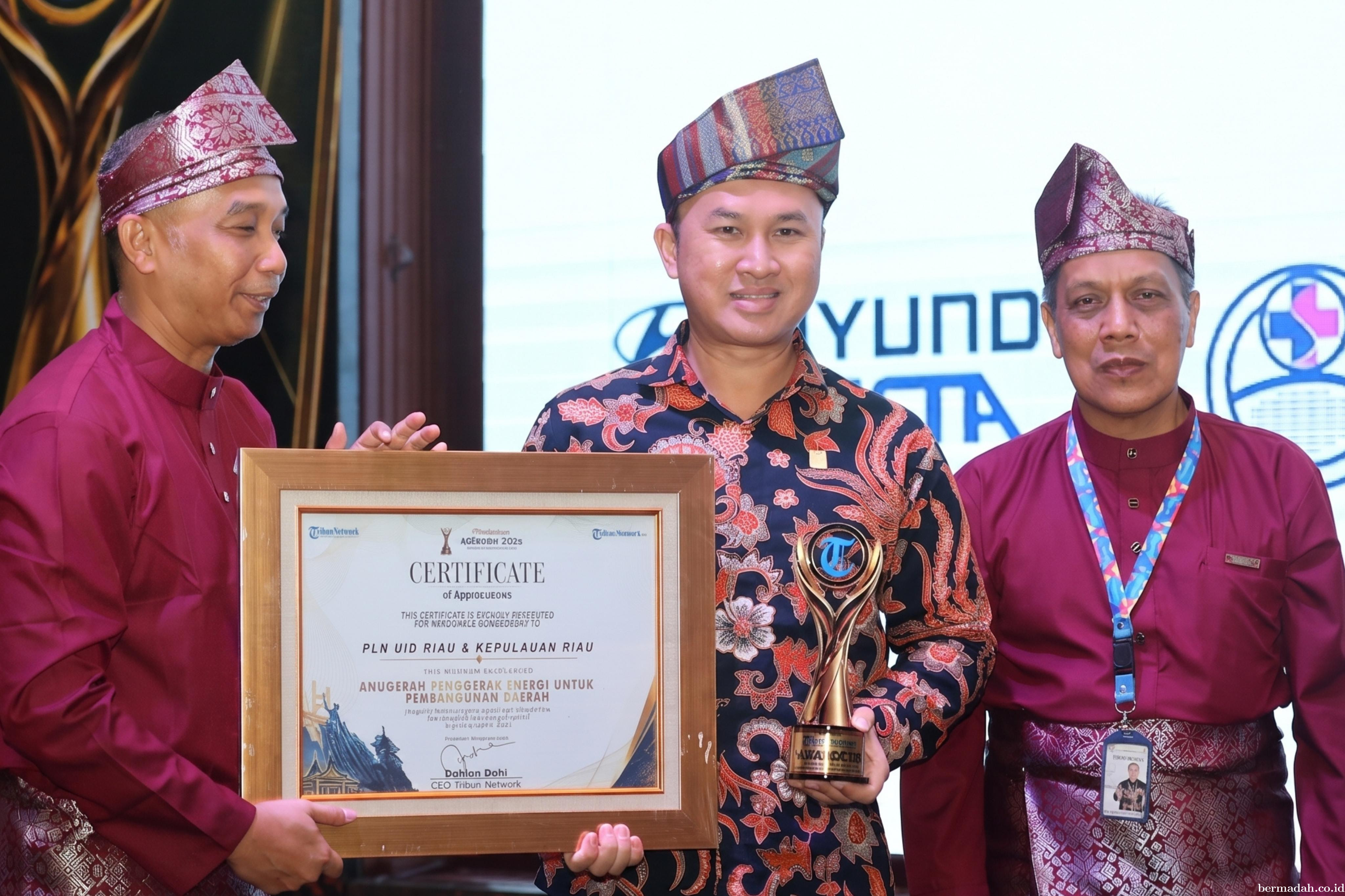 PLN Raih Penghargaan Penggerak Energi di Tribun Awards 2026, Ini Perannya untuk Riau