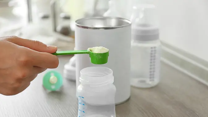 Menyeduh Susu Formula Bayi dengan Air Kemasan: Aturan Suhu 70 Derajat yang Wajib Dipatuhi