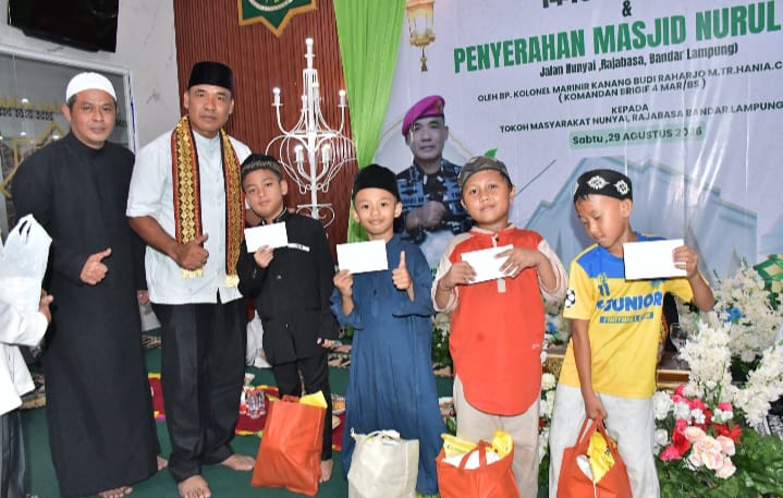Danbrigif 4 Marinir/BS Serahkan Masjid Nurul Amal dan Santuni 150 Anak Yatim di Bandar Lampung saat Maulid Nabi