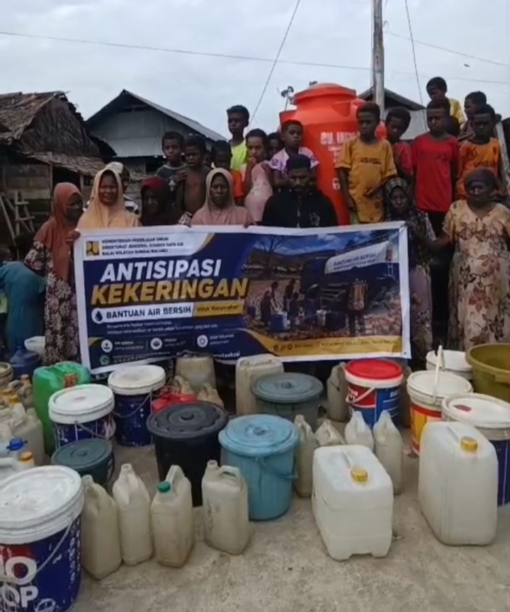 BWS Maluku Kirim 3.050 Liter Air Bersih ke 1.100 Warga SBT yang Terdampak Kekeringan