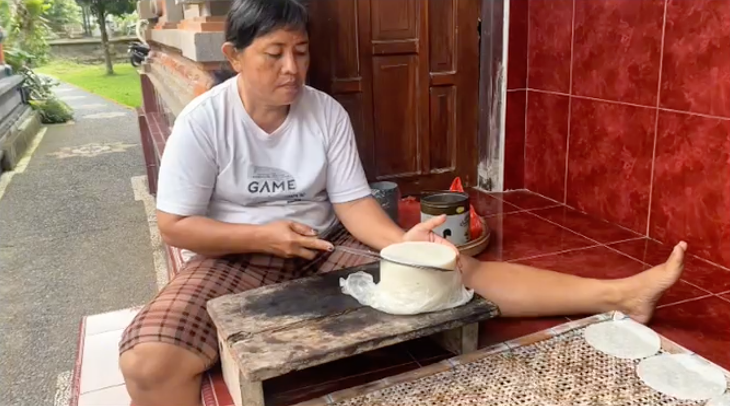 18 Tahun Desak Bertahan di Balik Jajan Uli dan Begina, Keterampilan Menipiskan Adonan yang Kini Langka di Desa Guliang Kangin, Bangli