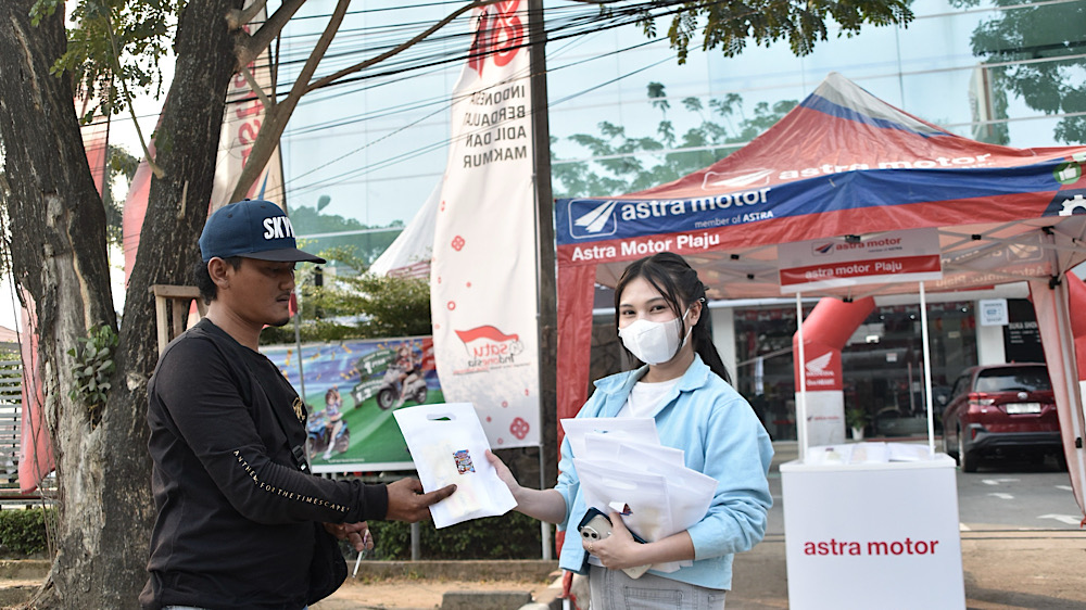 Astra Motor Sumsel Bagikan 5.000 Masker dan Paket Kesehatan ke Masyarakat saat Kabut Asap Karhutla