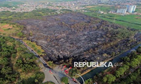 Puluhan Personel Dikerahkan untuk Padamkan Kebakaran Lahan 30 Hektare di Rorotan