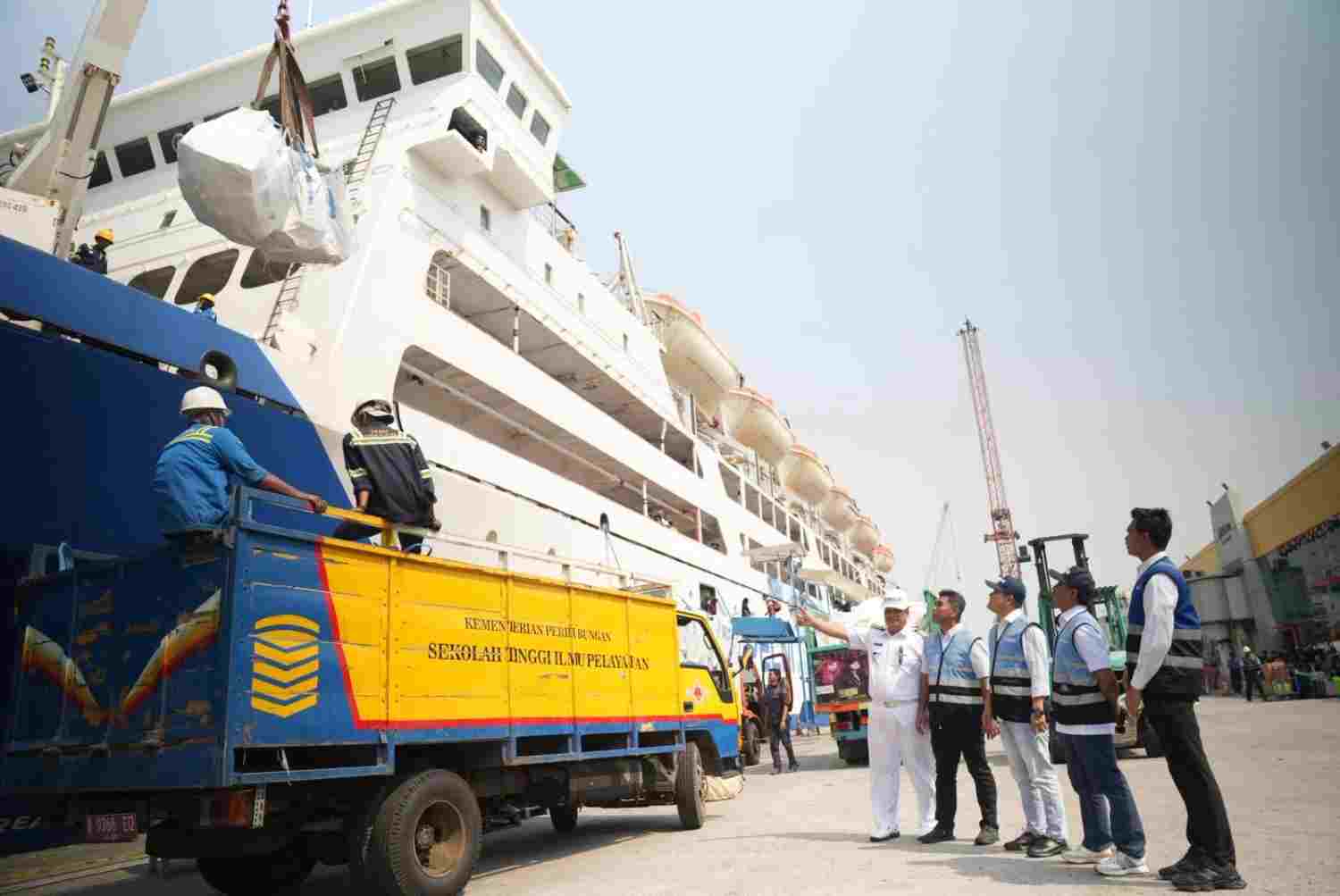 Kapal PELNI Angkut 282,5 Ton Bantuan Kemanusiaan ke NTT, Diberangkatkan dari Tanjung Priok