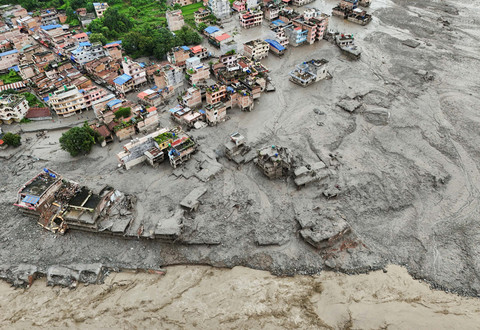 Banjir Bandang Nepal-Tibet Tewaskan 390 Orang, 1.400 Warga Termasuk 517 Turis Asing Masih Hilang