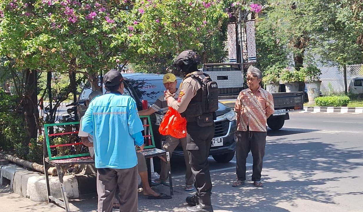 Polresta Surakarta Bagikan Ratusan Paket Makanan saat Patroli Jumat Berkah, Warga Diajak Jaga Kerukunan