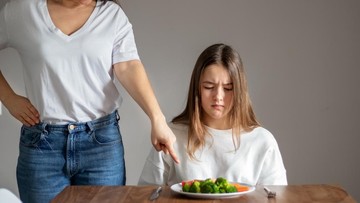 Pola Asuh Almond Mom dan Dampaknya pada Citra Tubuh Anak