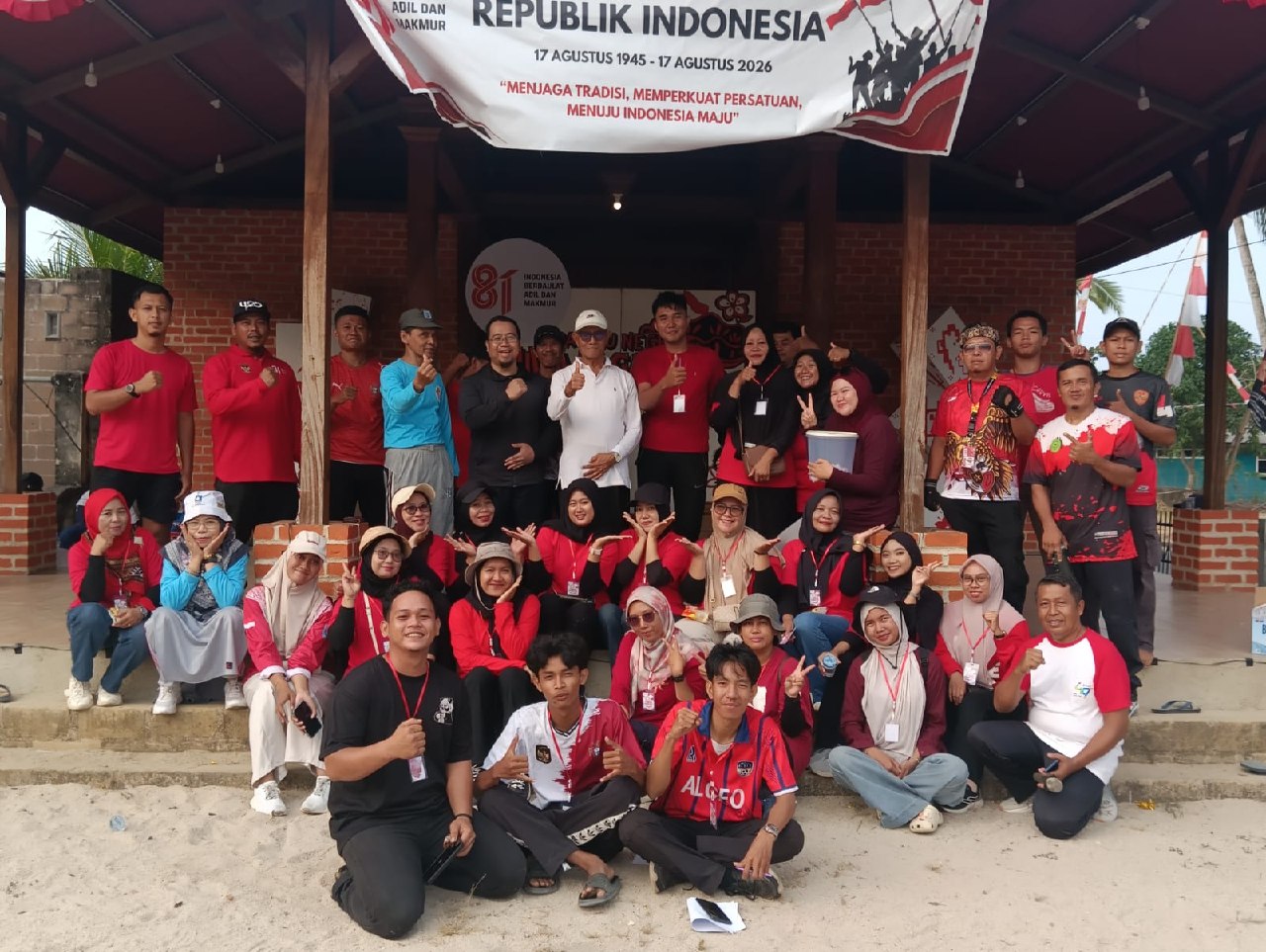 HUT RI ke-81 di Mentok: RW 05 Sungai Baru Gelar Jalan Sehat, UMKM Lokal Diajak Ambil Bagian