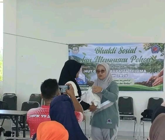 GOW Seluma Tanam 375 Bibit dan Salurkan 45 Paket Sembako di Desa Penago I, Pantai Pandan Sari Dibersihkan
