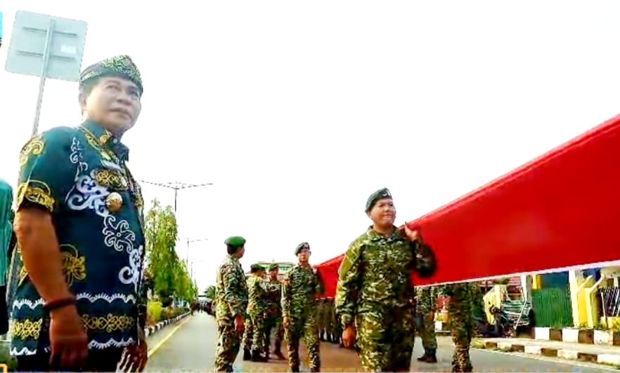 Ratusan Warga Tanjung Selor Kirab Bendera Merah Putih Sepanjang 2.026 Meter, Gubernur Kaltara: Bukti Persatuan Terjaga