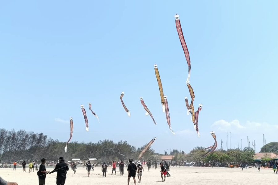 Denpasar Kite Festival ke-10 Resmi Digelar, 763 Layangan Tradisional Bali Menerbangi Langit Pantai Mertasari Sanur