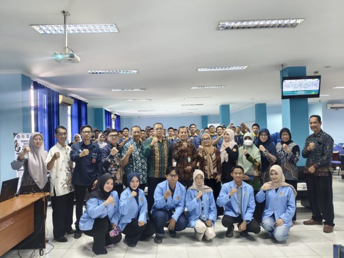 Dosen dan Mahasiswa Polsri Latih Siswa SMKN 2 Palembang Ubah Kaleng Bekas Jadi Tawas untuk Jernihkan Air