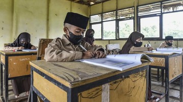Kemendikdasmen Izinkan Dana BOS Beli Masker di Sekolah Terdampak Karhutla