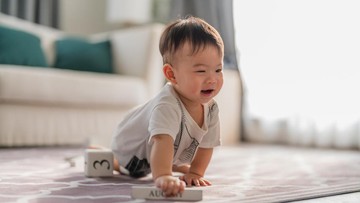 Tanda Bayi Siap Merangkak di Usia 7-12 Bulan dan Cara Stimulasinya