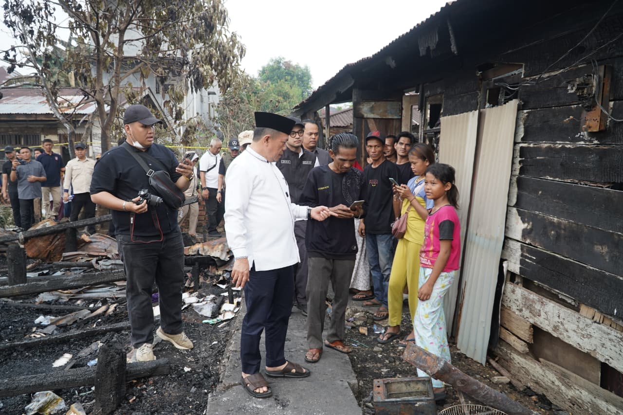 Gubernur Jambi Al Haris Tinjau 15 Rumah Hangus Terbakar di Cempaka Putih, Pastikan Bantuan BTT dan Relokasi Warga