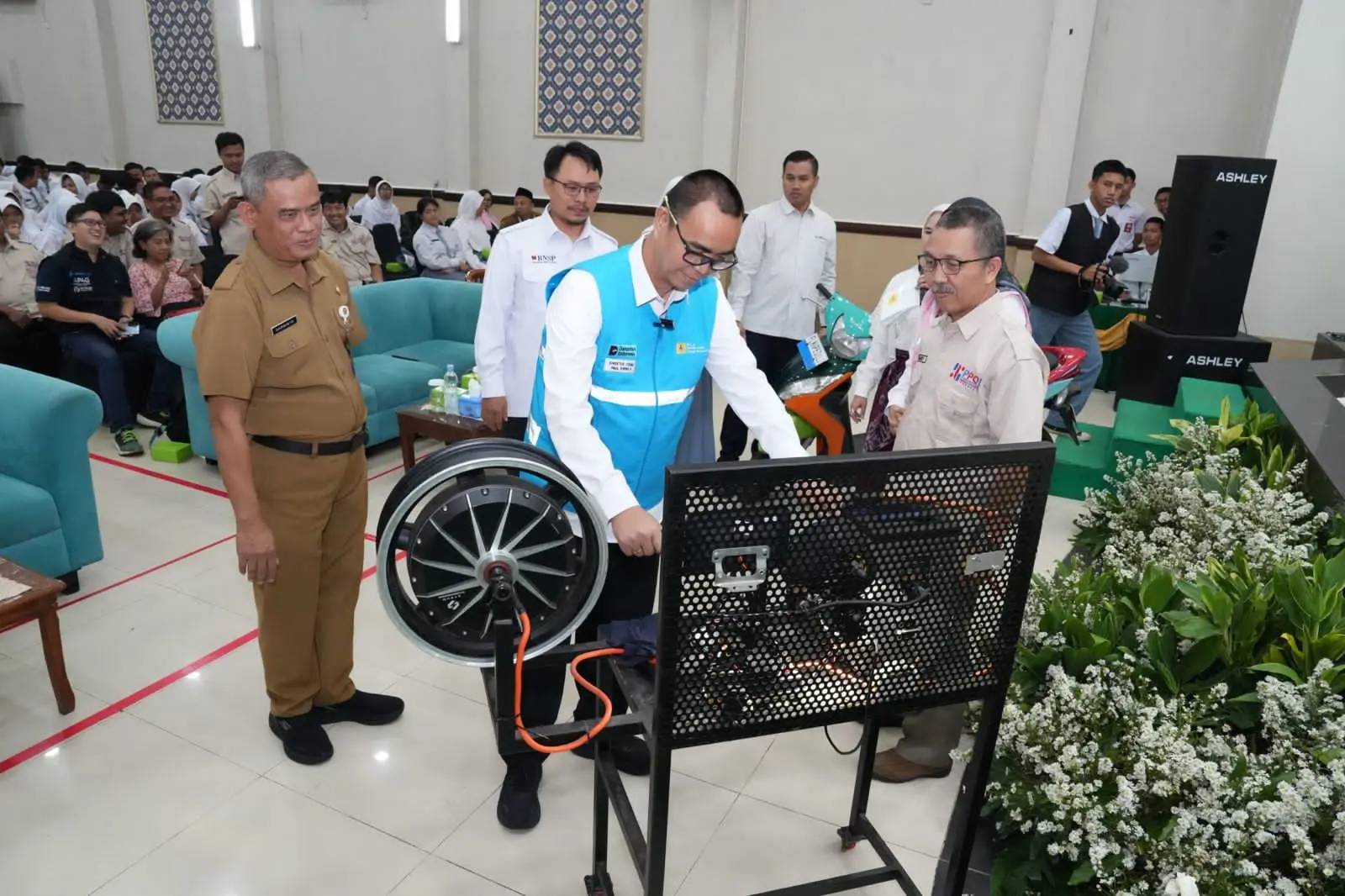 PLN MCTN Latih 216 Siswa dan 34 Guru SMK Negeri 26 Jakarta Jadi Teknisi Konversi Motor Listrik