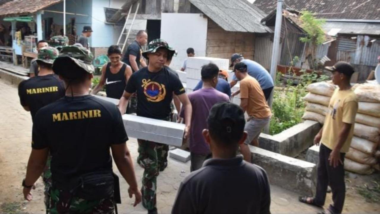 Prajurit Yonif 9 Marinir dan Warga Pesawaran Renovasi Rumah Warga Tuna Wicara di Padang Cermin