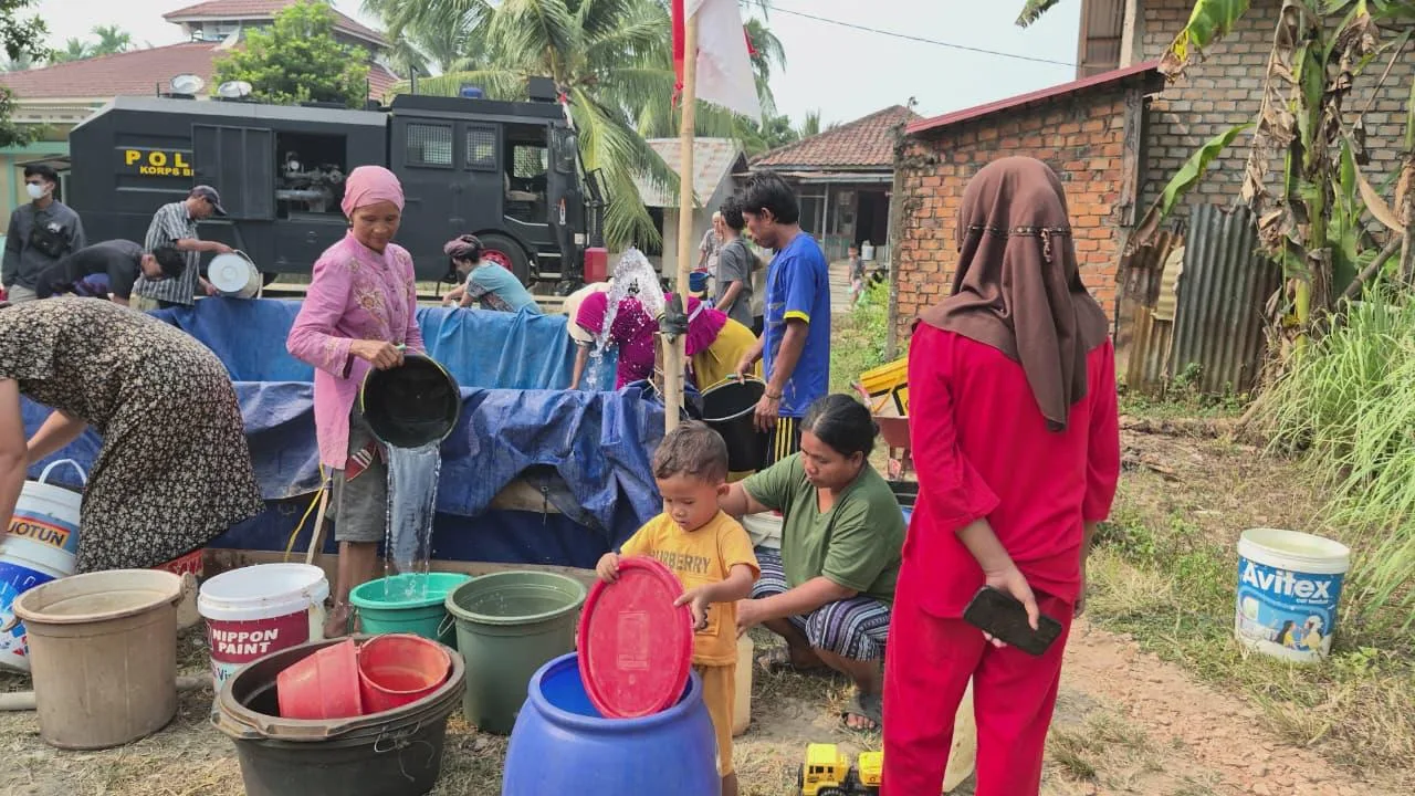 Satbrimob Polda Jambi Distribusikan Air Bersih ke Desa Sarang Burung Muaro Jambi yang Terdampak Kekeringan