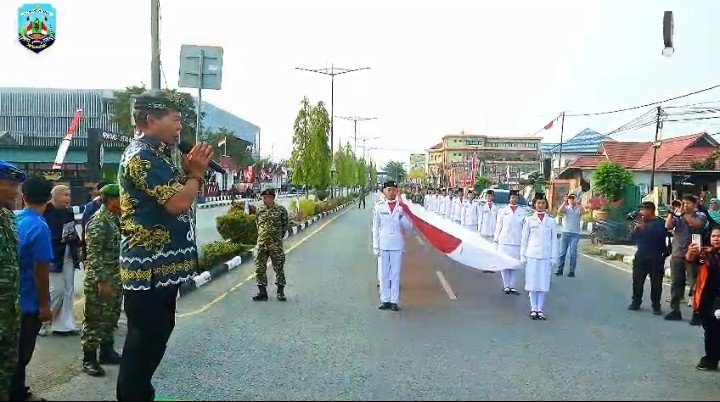 Gubernur Kaltara Zainal A Paliwang Lepas Kirab Bendera 2.026 Meter di Tanjung Selor untuk HUT ke-81 RI