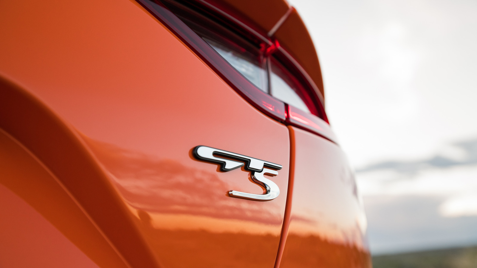 Kia Stinger GTS Oranye Langka Jadi Incaran Pasar Mobil Bekas, Harga Mulai Rp 350 Jutaan