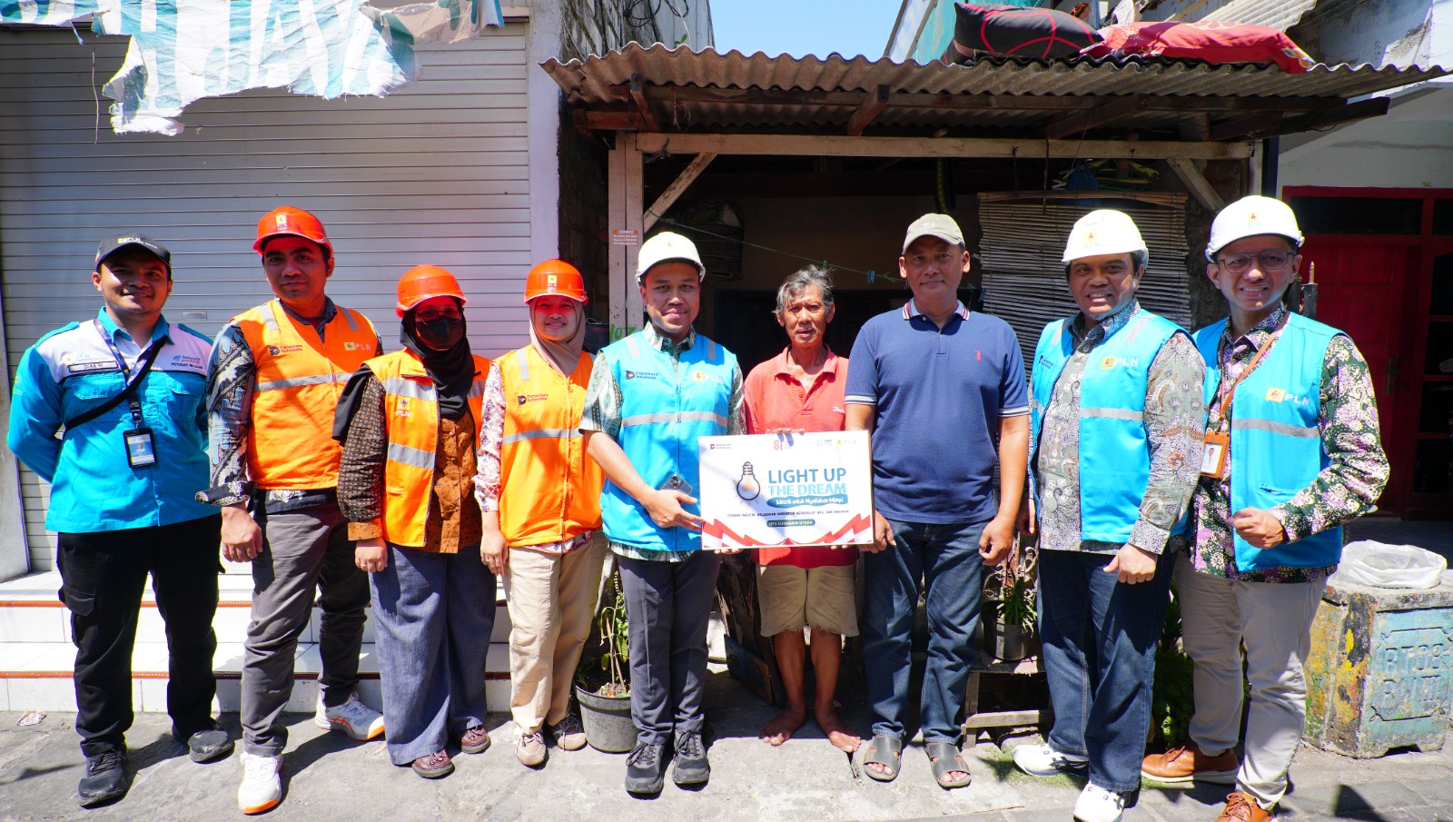 PLN Pasang Listrik Gratis untuk 92 Warga Surabaya Utara: Ada Nenek 92 Tahun dan Musholla