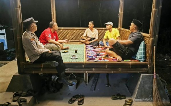 Personel Polsek Rangkasbitung Patroli Dialogis ke Pos Kamling Kampung Nyungcung, Warga Diimbau Aktif Jaga Keamanan
