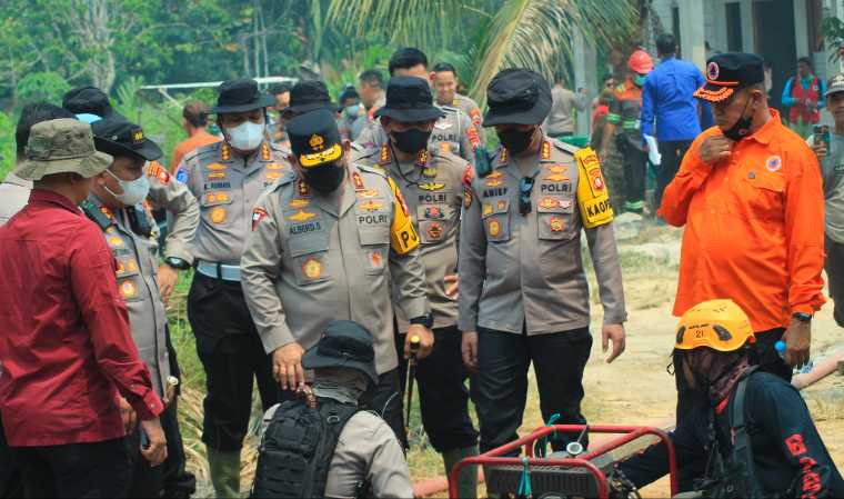 Kapolda Kalbar Tinjau Karhutla Sungai Kunyit dan Pastikan Keamanan Terminal Kijing serta Smelter BAI di Mempawah