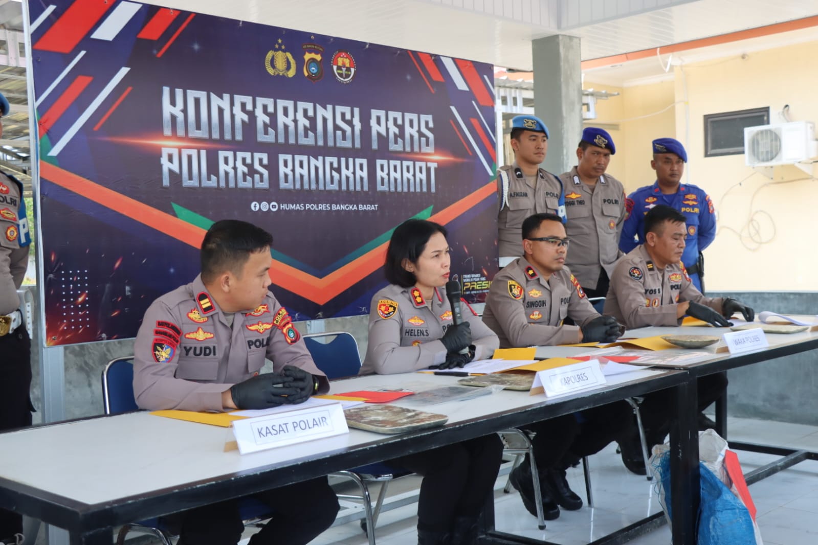 Polres Bangka Barat Bekuk Dua Tersangka Penyelundupan 15 Balok Timah yang Disembunyikan di Bawah 10 Ton Tepung Tapioka