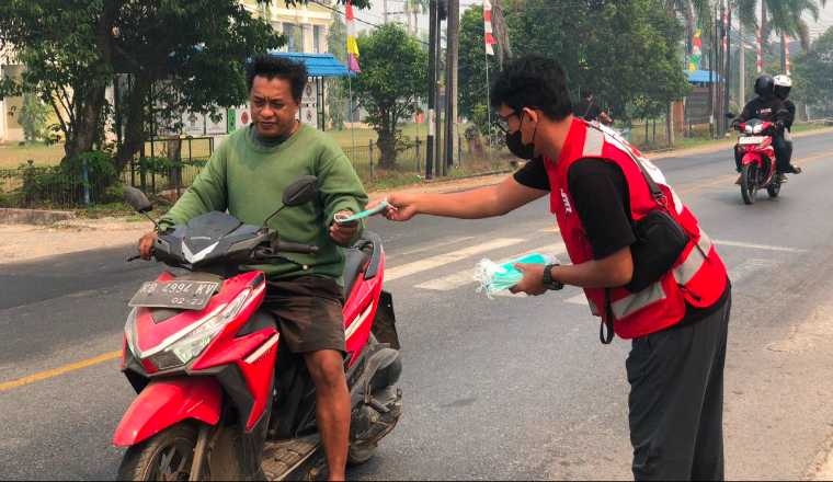 PMI Mempawah Bagikan 1.600 Masker ke Warga Terdampak Kabut Asap, Sasar Pasar hingga Dusun Suap di Desa Pasir