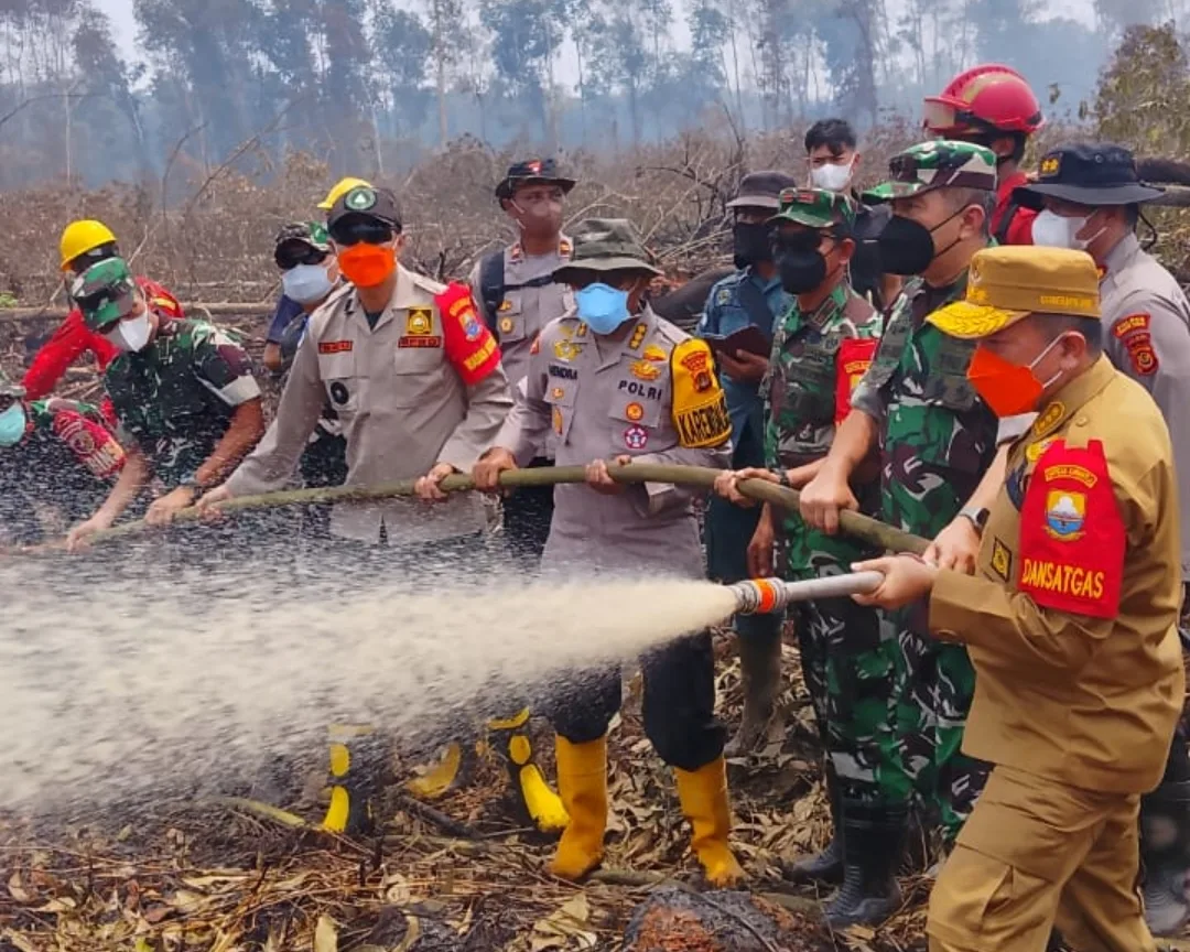 Karhutla Gambut Londerang di Tanjabtim Capai 86 Hektare, Gubernur Al Haris dan Pangdam TIB Turun Padamkan Bara