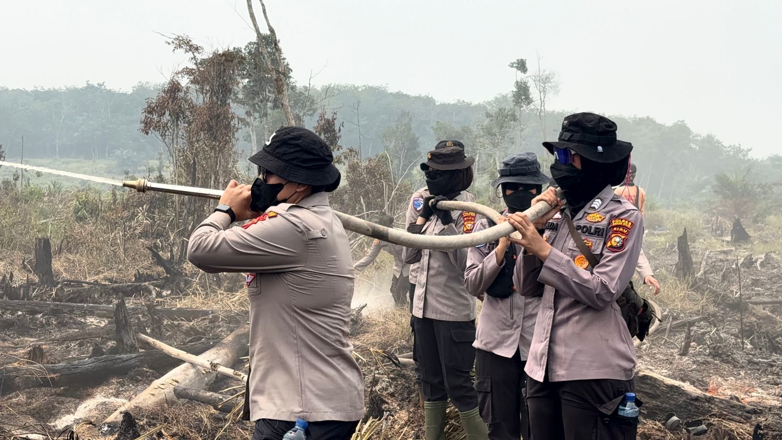 Polwan Polda Riau Turun ke Lokasi Karhutla Jelang HUT ke-78: Bagikan Masker hingga Bantu Padamkan Api