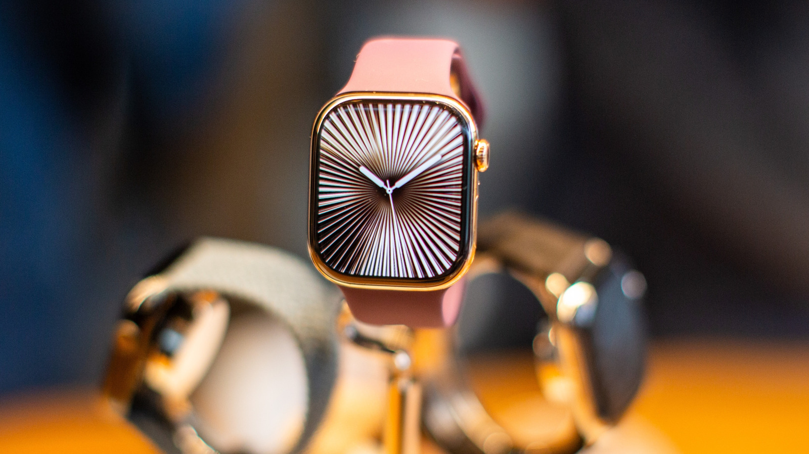 Senter Smartwatch Bukan Gimmick, Ini Alasannya Lebih Praktis dari Lampu HP