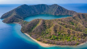 Pulau Satonda Dompu, Danau Air Asin Vulkanik yang Dikepung Kapal Pesiar Asing