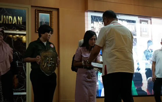 KONI Jabar Anugerahkan Gelar Pahlawan Olahraga kepada Almarhum Evi Silviadi, Sang Pembina Muaythai Berprestasi dari Subang