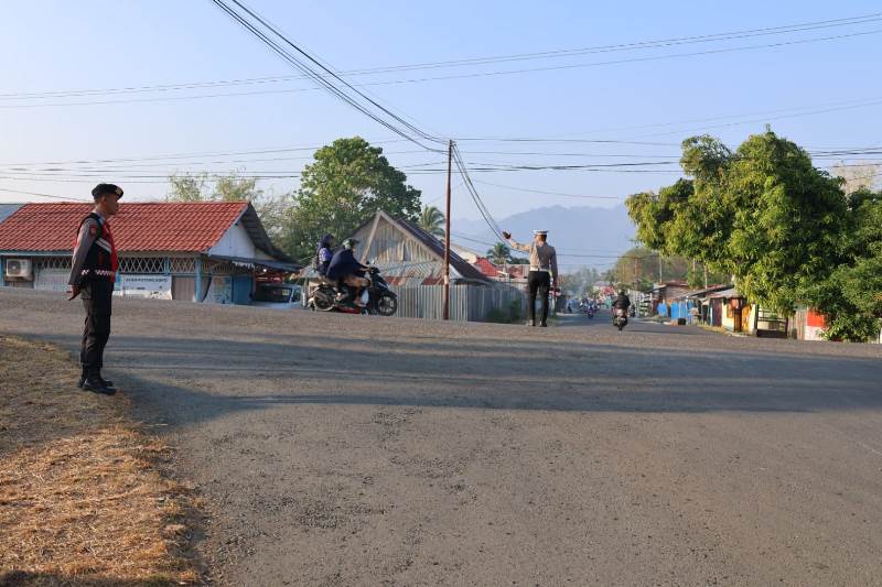 14 Personel Satlantas Polres Touna Dikerahkan saat Strong Point Pagi di Simpang Empat dan Sekolah Ampana