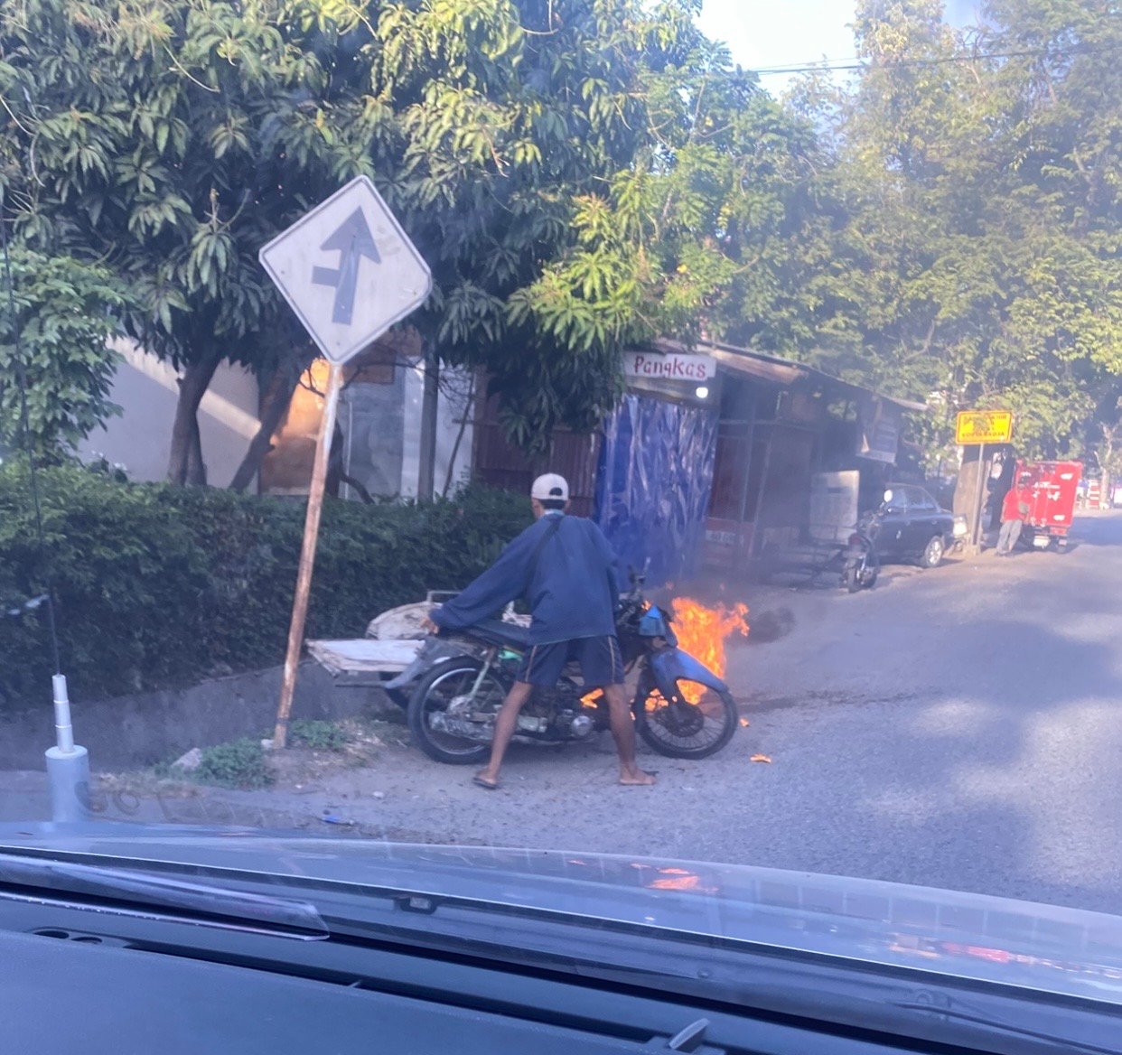 Becak Motor Terbakar di Lintas Lambhuk-Ulee Kareng, Pengemudi Selamat