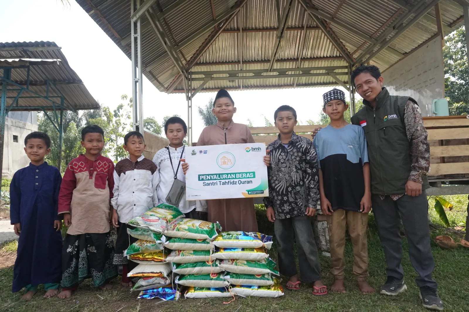 BMH Bengkulu Salurkan Bantuan Beras untuk 150 Santri Ponpes Insan Mulia Curup di Rejang Lebong