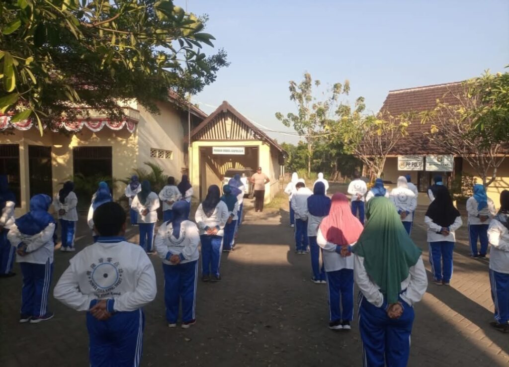 Bhabinkamtibmas Polres Blitar Pimpin Terapi Ling Tien Kung untuk Warga Lansia di Kedungbunder