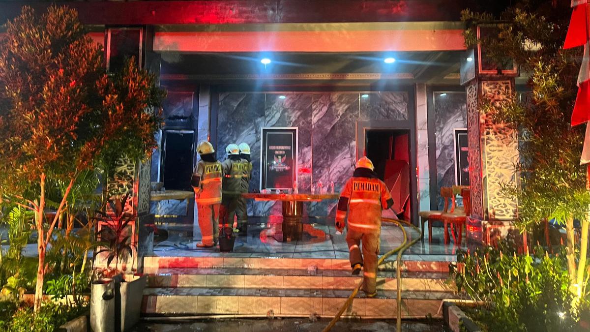 Posko GRIB Jaya di Jakbar Terbakar, 7 Mobil Damkar Dikerahkan
